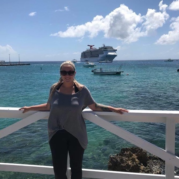 Meet your Posher, Lauren - Picture 3 of 5